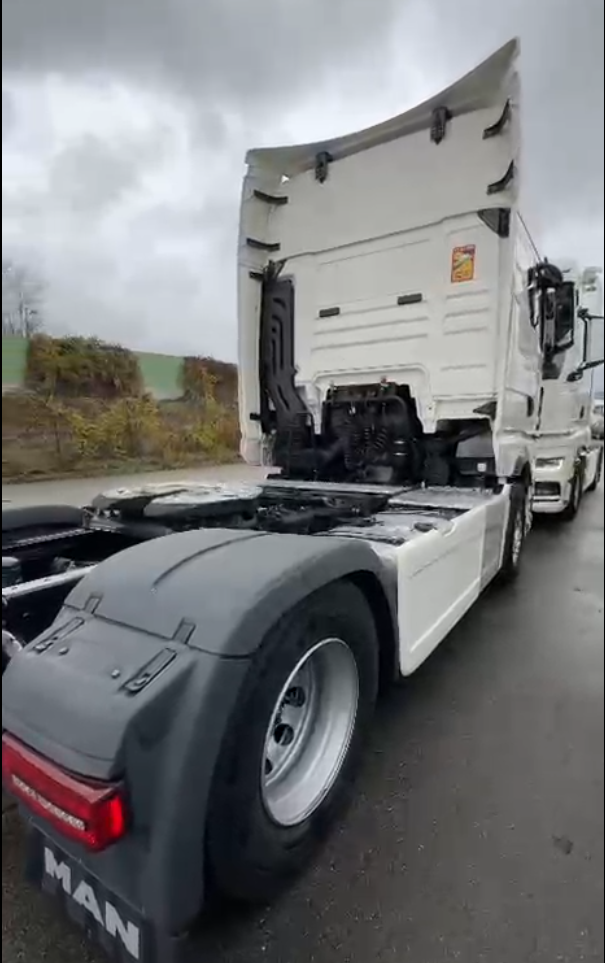 Spatele cabinei camionului și șasiu semiremorcă
