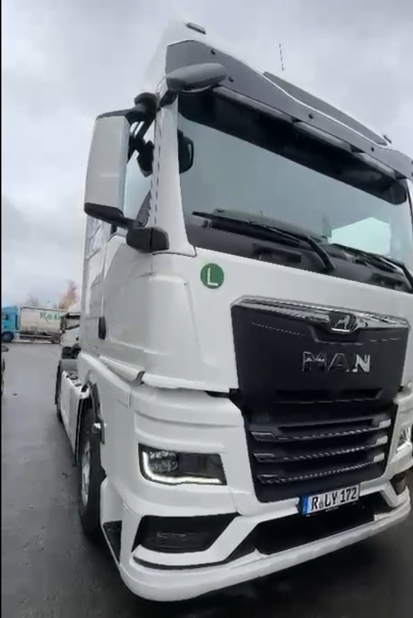 Ansamblu cap tractor și șasiu, vedere din spate